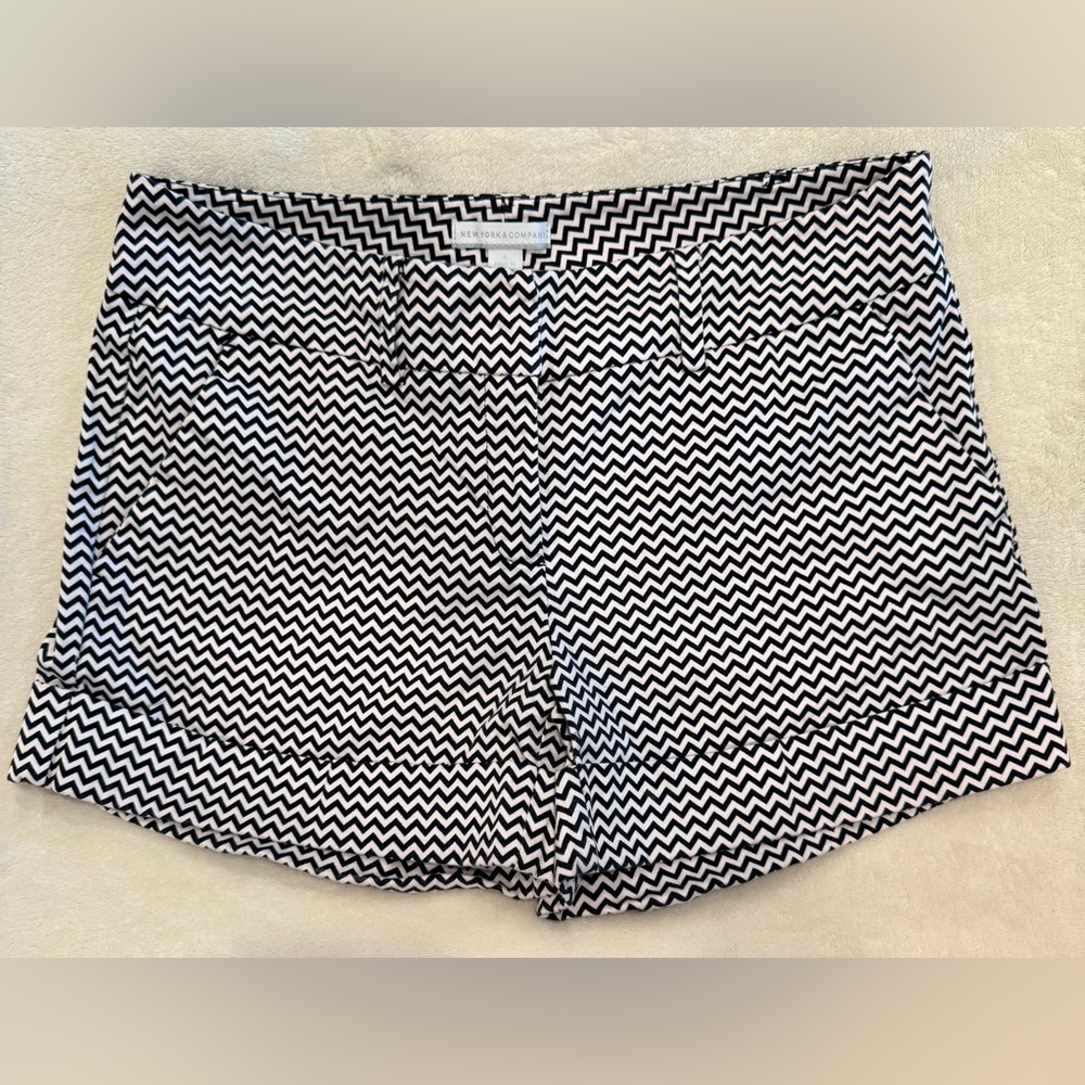 New York & Company Black and White Patterned Shorts size 6